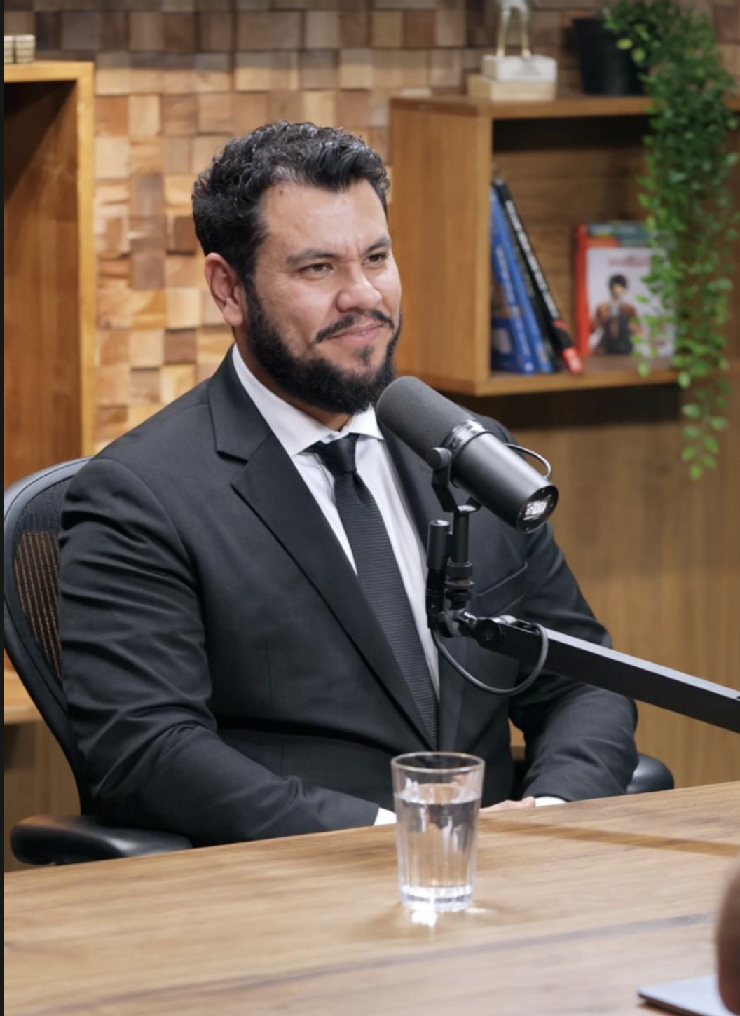 Ritratto di Kin Levi in uno studio di podcast